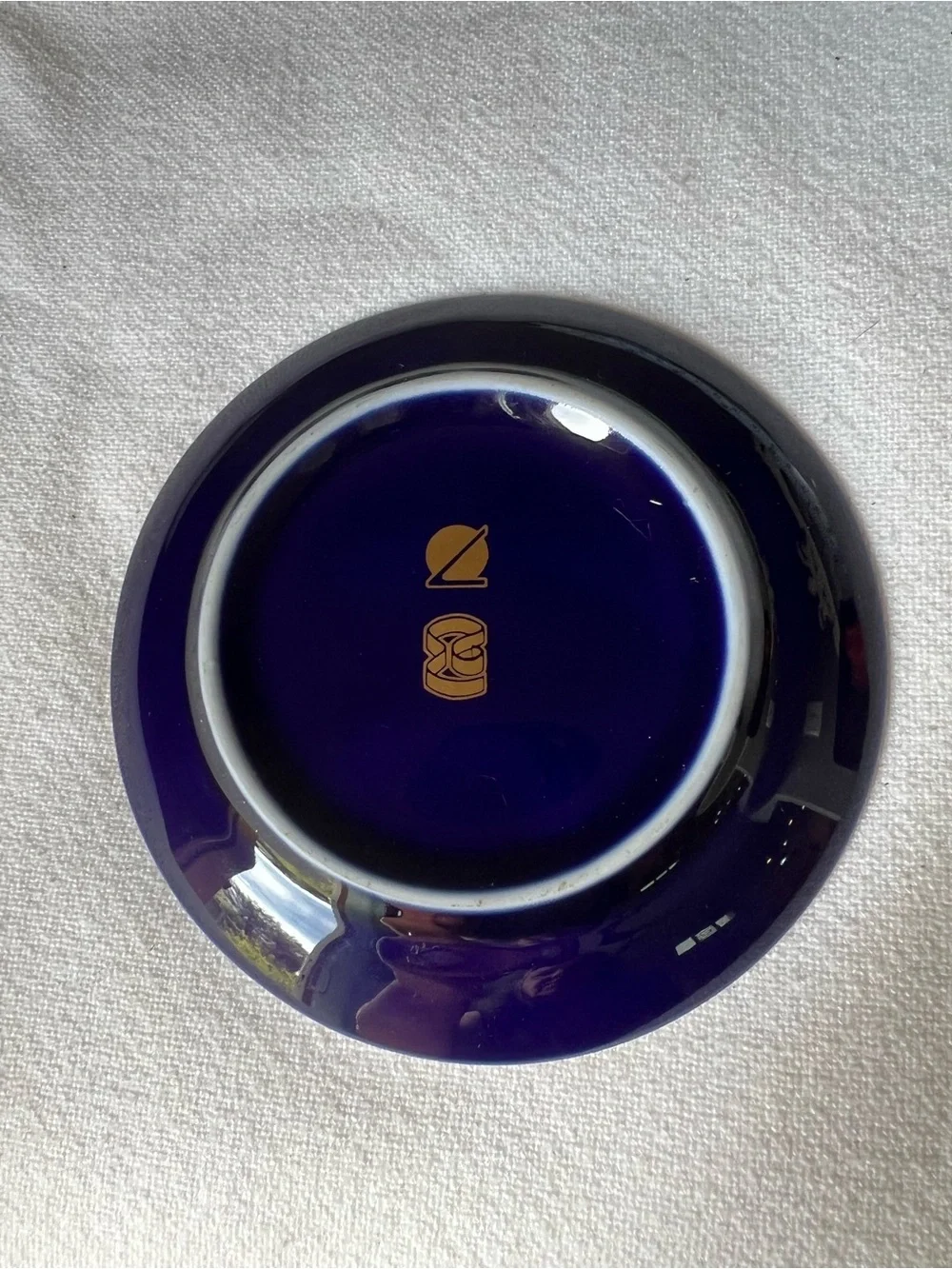 Vintage 1987 Barcelona souvenir plate features a deep cobalt blue